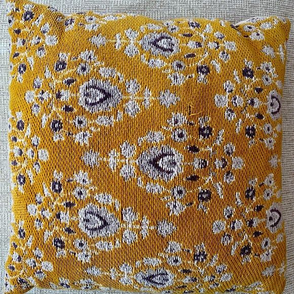 Decorative pillow - Picture 1 of 2